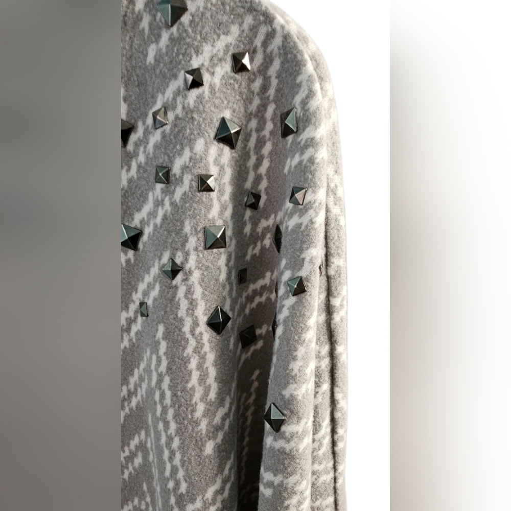 Adrienne Vittadini - Gray & White Chevron Studded Shoulders Batwing Long Sleeve​ - Picture 2 of 9